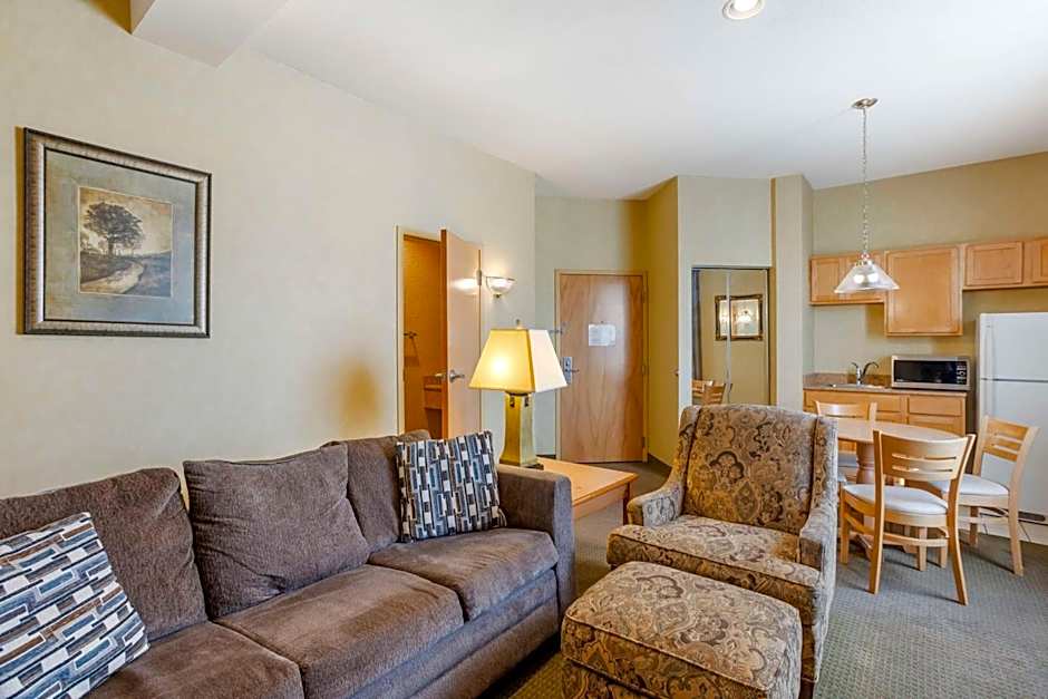 Best Western Plus Revere Inn And Suites