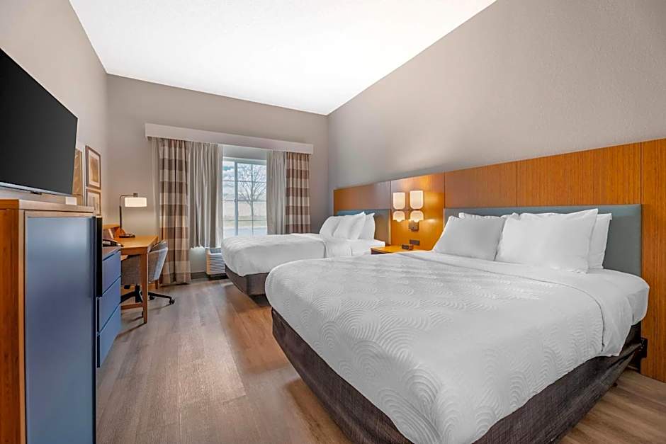 Country Inn & Suites by Radisson, West Bend, WI