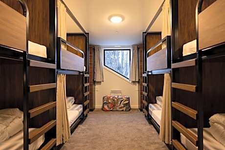 Bed in 8-Bed Dormitory Room - Lake View