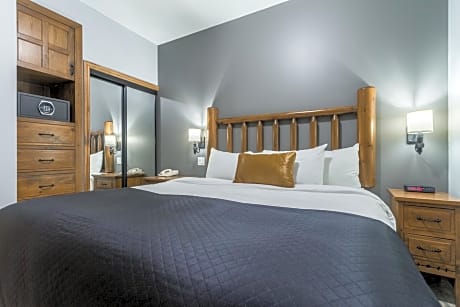 Lakeview Suite (NO PETS ALLOWED)