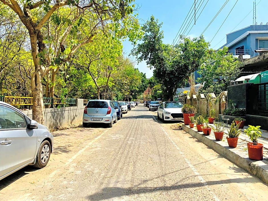 Qotel Noida 51 couple Friendly 