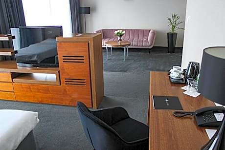 Deluxe Double or Twin Room with Partial Lake View