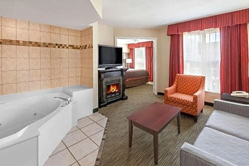 Hawthorn Suites by Wyndham Detroit Warren