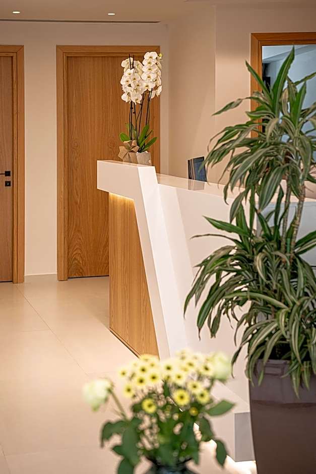 Miss Marrone City Hotel