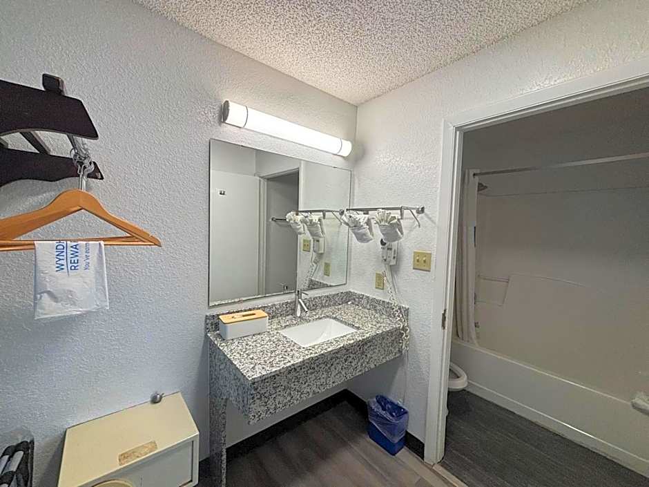 Travelodge Suites by Wyndham MacClenny