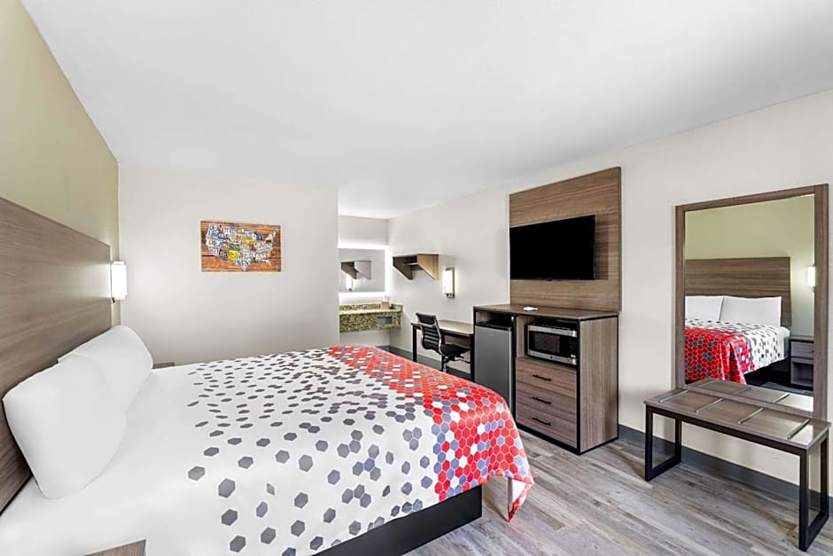 Econo Lodge Inn & Suites