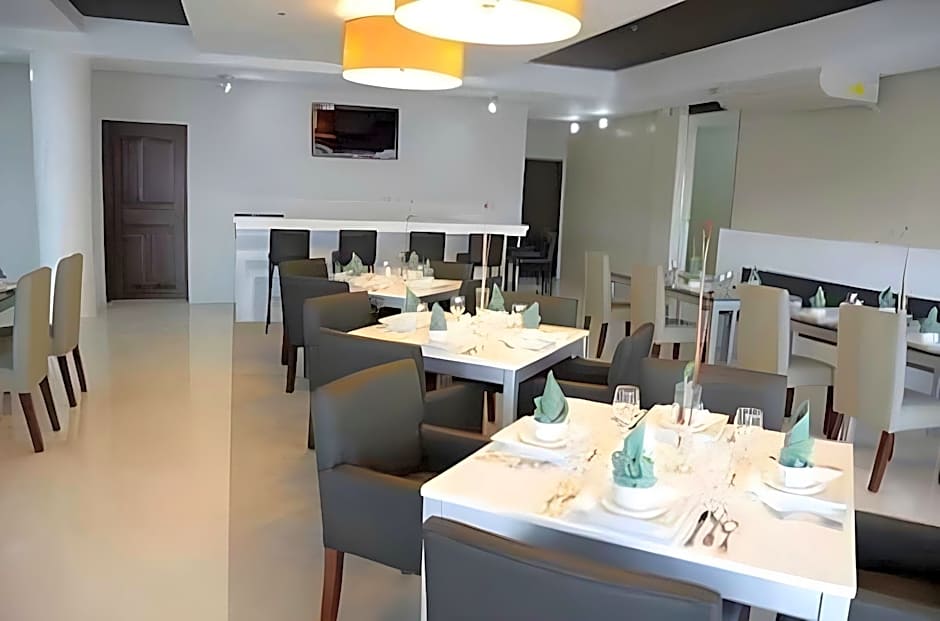 Holiday Suites Business District - Formerly Empire Suites Hotel