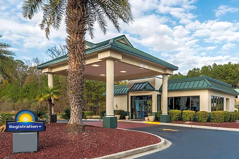 Photo 1 of 12 of Days Inn by Wyndham Richmond Hill/Savannah