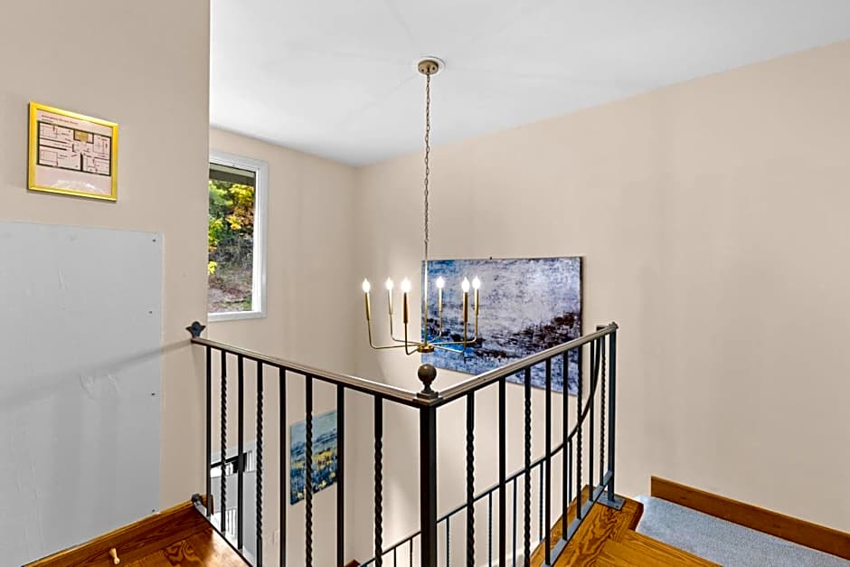 Canandaigua Lake Retreat with view and private beach access, foliage, hike, and Ski