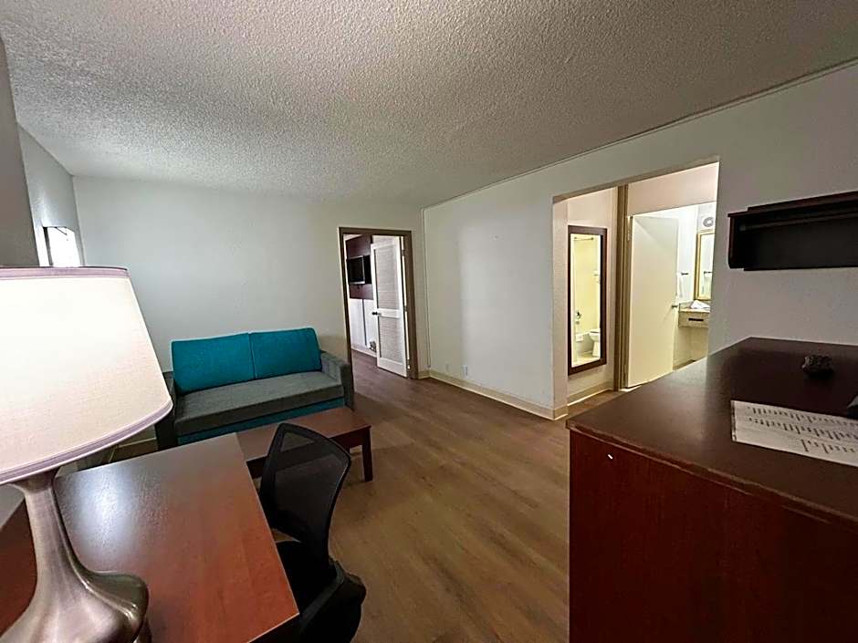 Econo Lodge Inn & Suites