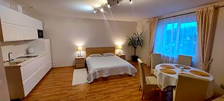 Apartamentai šalia baseino