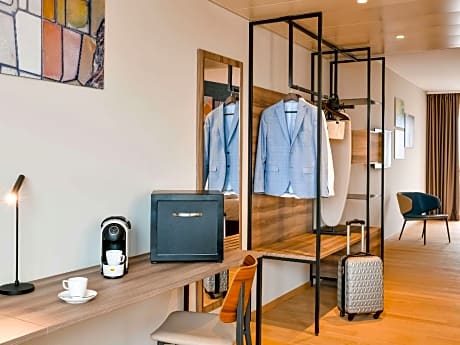 Modern, Elegant And Spacious Upper-Floor Family Suite