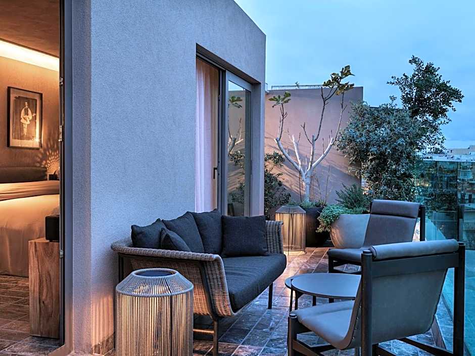 Monastik Living in Athina