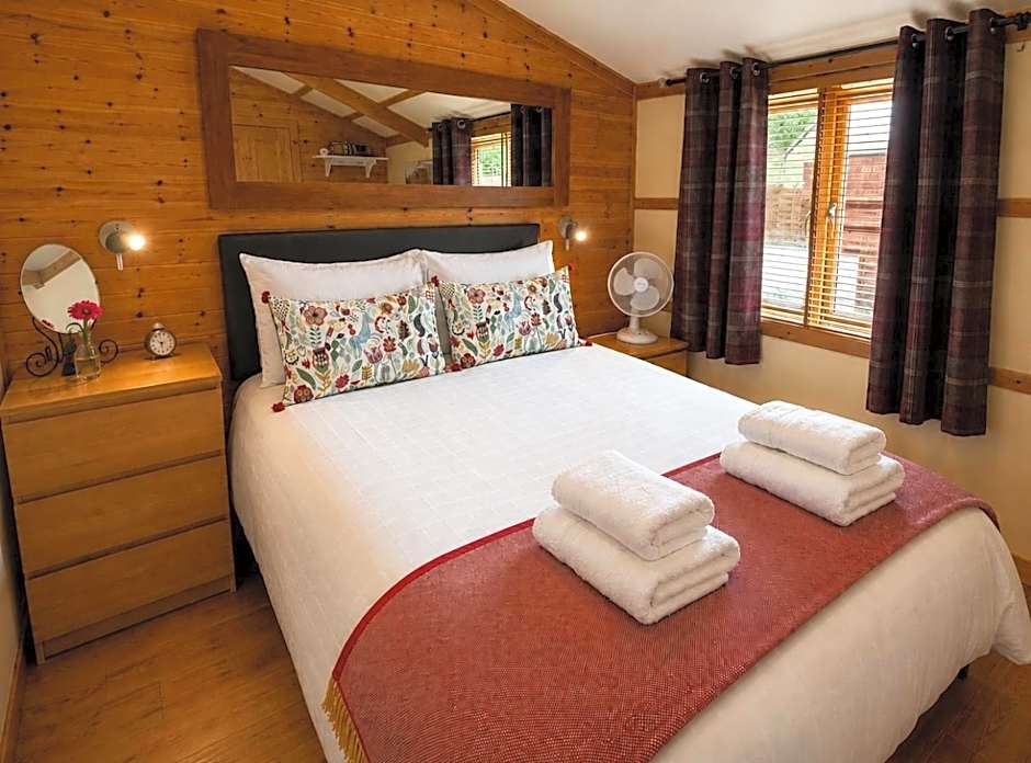 Rashfield Sheilings - Unique Riverside Lodges