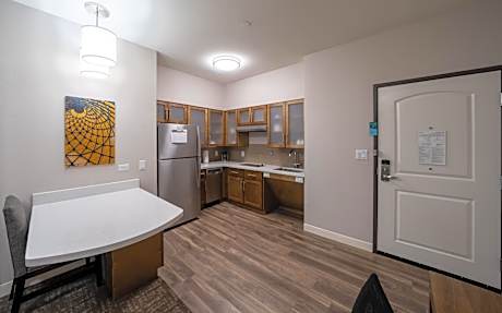 One-Bedroom King Room with Roll-In Shower - Hearing Accessible/Non-Smoking