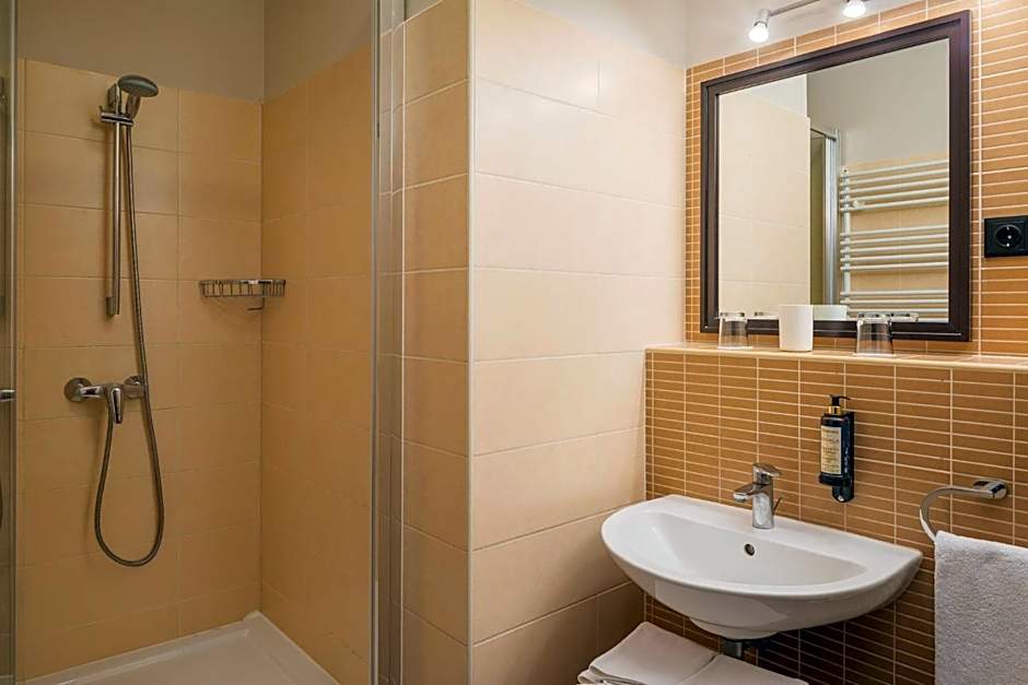 Escala Hotel & Suites