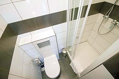 Deluxe Octuple Room With External Private Bathroom 2