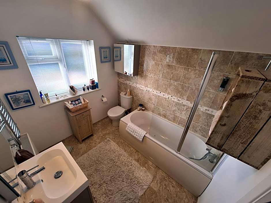 By the sea, home from home sleeps 6