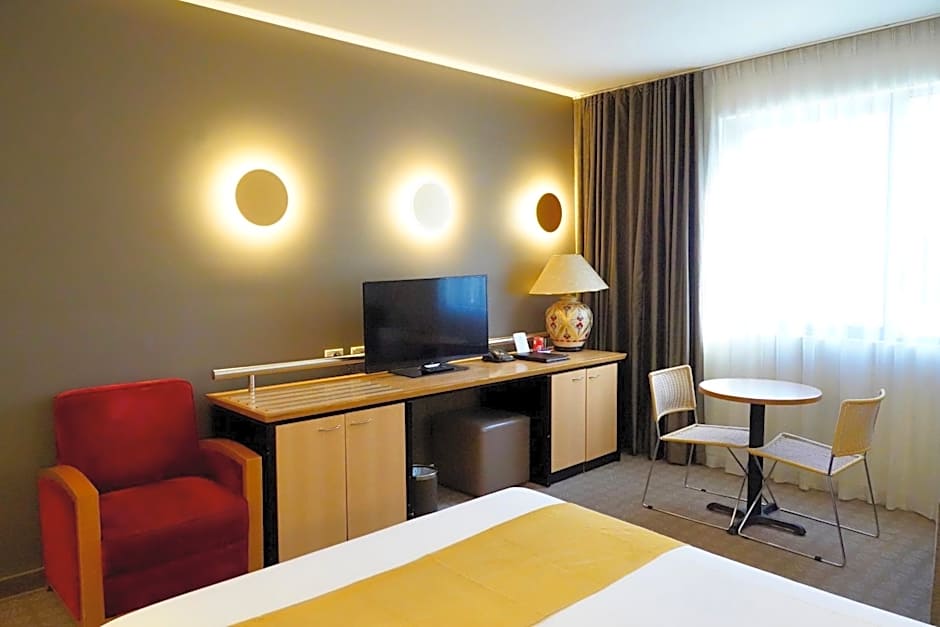 Golden Pebble Hotel