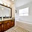 Tropical Oasis - King Beds - Free Netflix & Parking - Fast Wi-Fi
