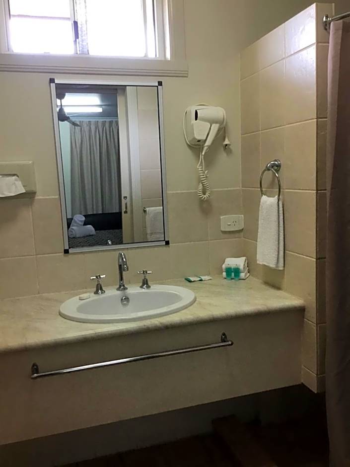 Golden Palms Motor Inn