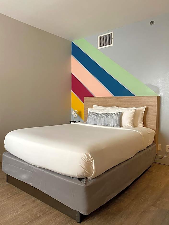 Photo 1 of 7 of Deluxe 1 Queen Bed