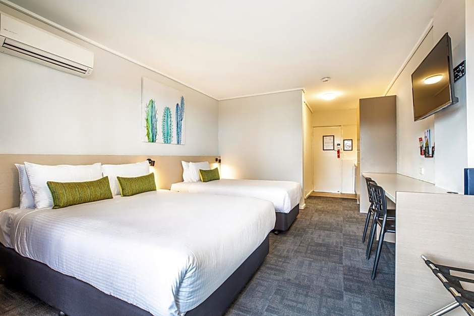 Nightcap at Shoppingtown Hotel