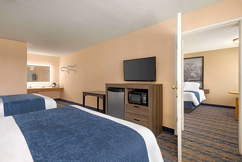 Super 8 by Wyndham Lindsay Olive Tree