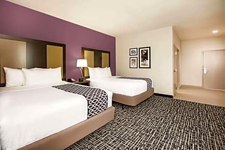 Queen Room with Two Queen Beds and Bath Tub - Mobility/Hearing Accessible - Non-Smoking