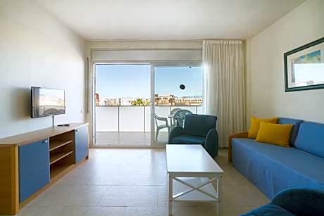 TWO-BEDROOM APARTMENT WITH VIEWS (UP TO 4 PEOPLE)