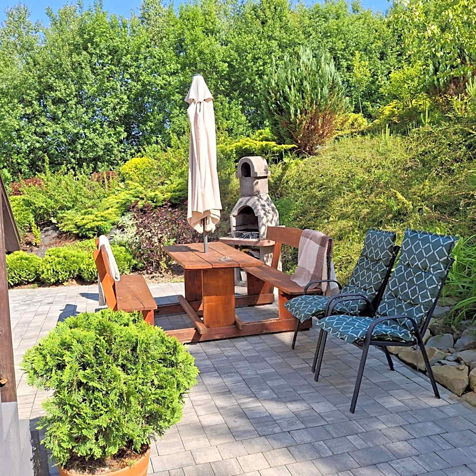 Domki i apartamenty nad jeziorem solińskim z basenem I widokiem na góry