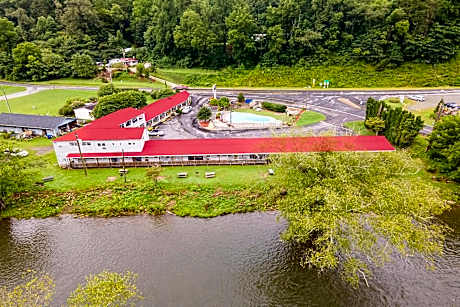 Lloyd's On The River Country Inn By OYO