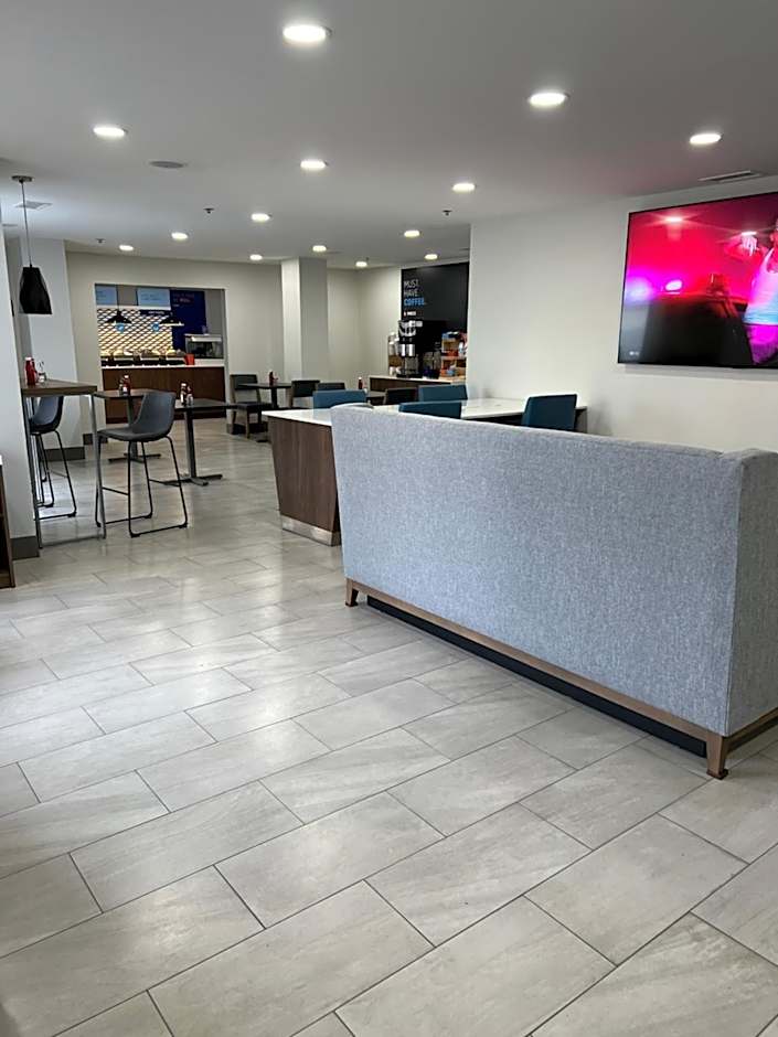 Holiday Inn Express & Suites Phoenix - Mesa West By IHG