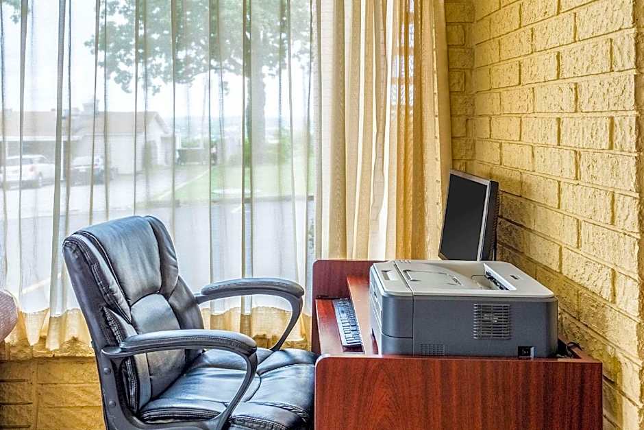 Days Inn by Wyndham Batesville AR