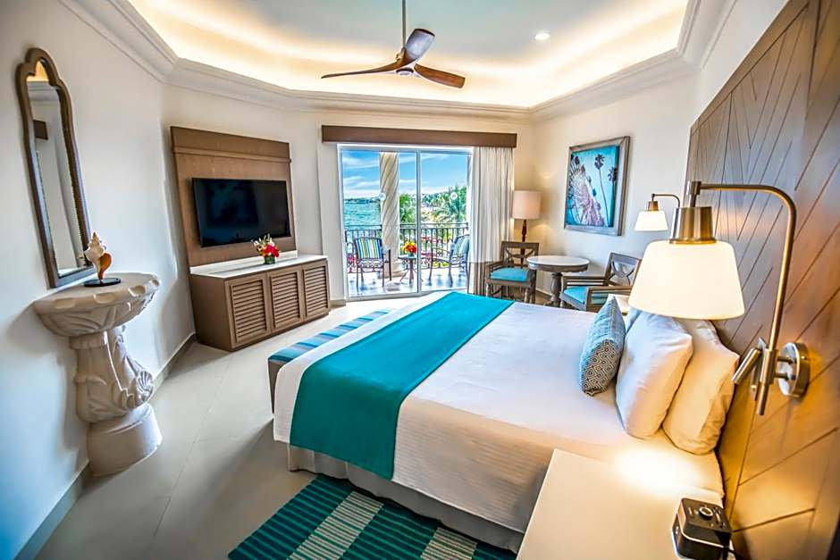 Photo 1 of 3 of Junior 1 King Bed Suite, Ocean front