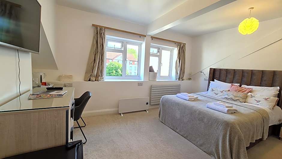 The Torland - Paignton Seafront - free parking, all rooms en-suite
