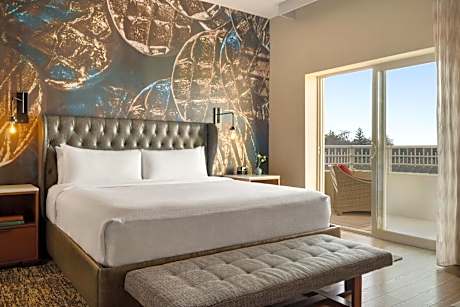 One-Bedroom King Suite with Balcony