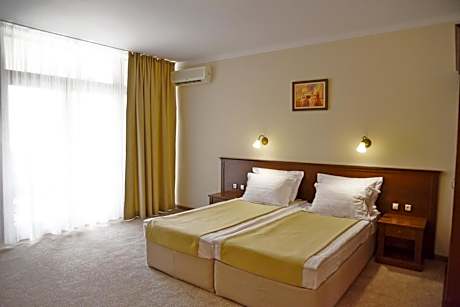 One-Bedroom Apartment with Park View