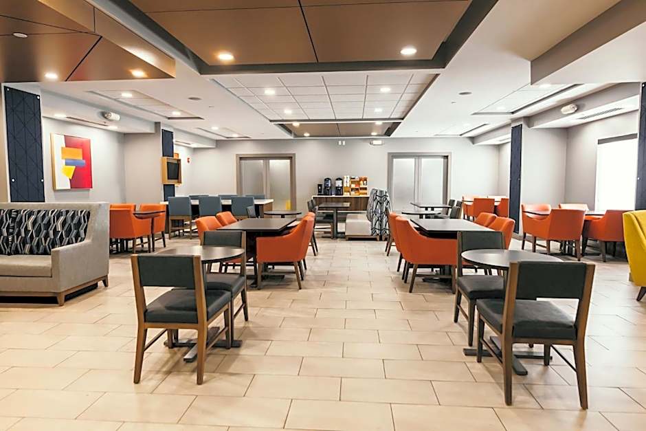 Holiday Inn Express and Suites Urbandale Des Moines By IHG