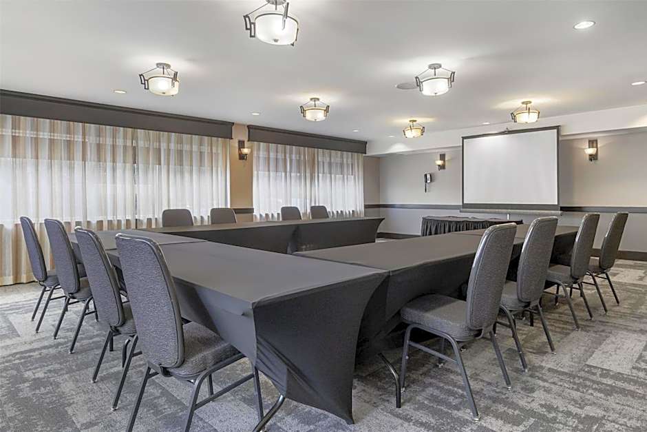 Best Western Plus Chocolate Lake Hotel