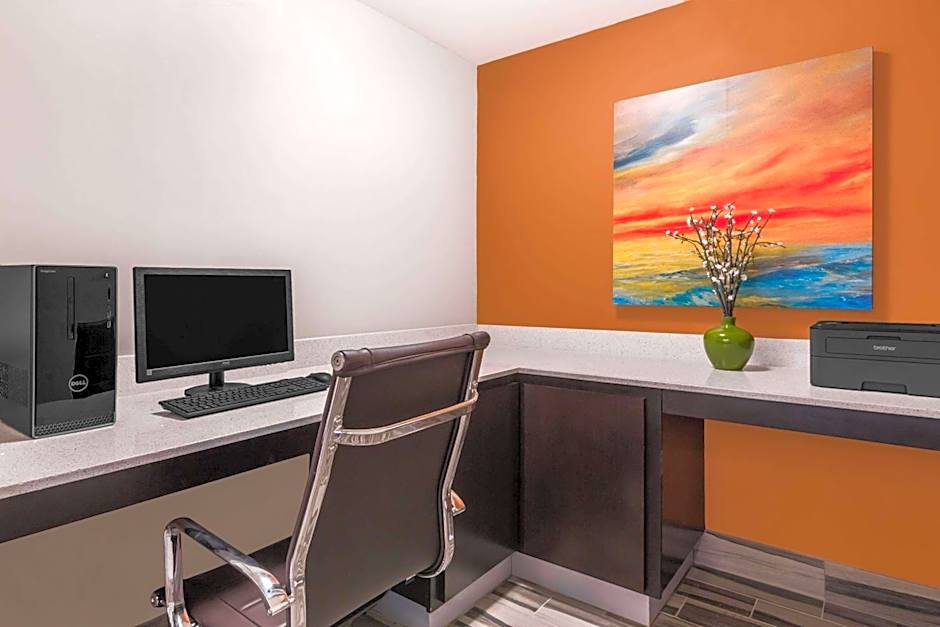 Days Inn & Suites by Wyndham Katy