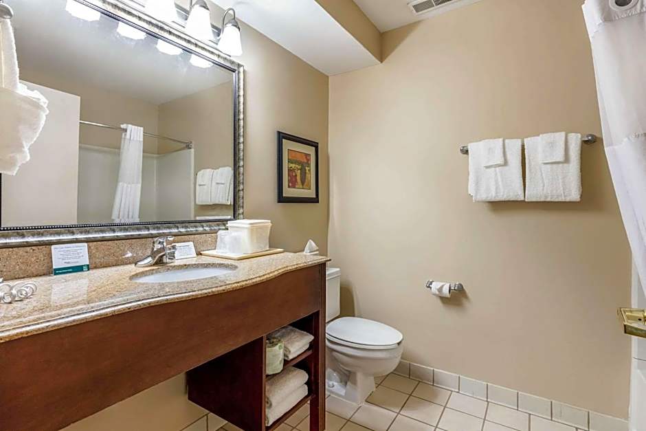 Quality Suites Paducah I-24