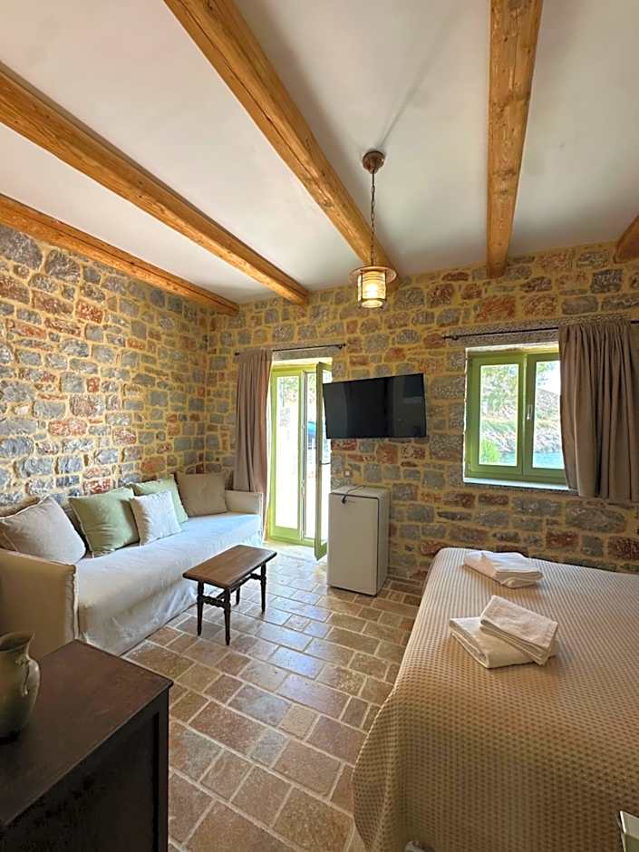 Arapis Rooms & Suites