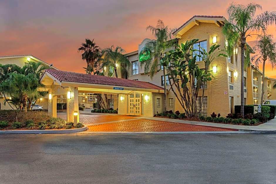 La Quinta Inn & Suites by Wyndham Tampa Bay Pinellas Park Clearw
