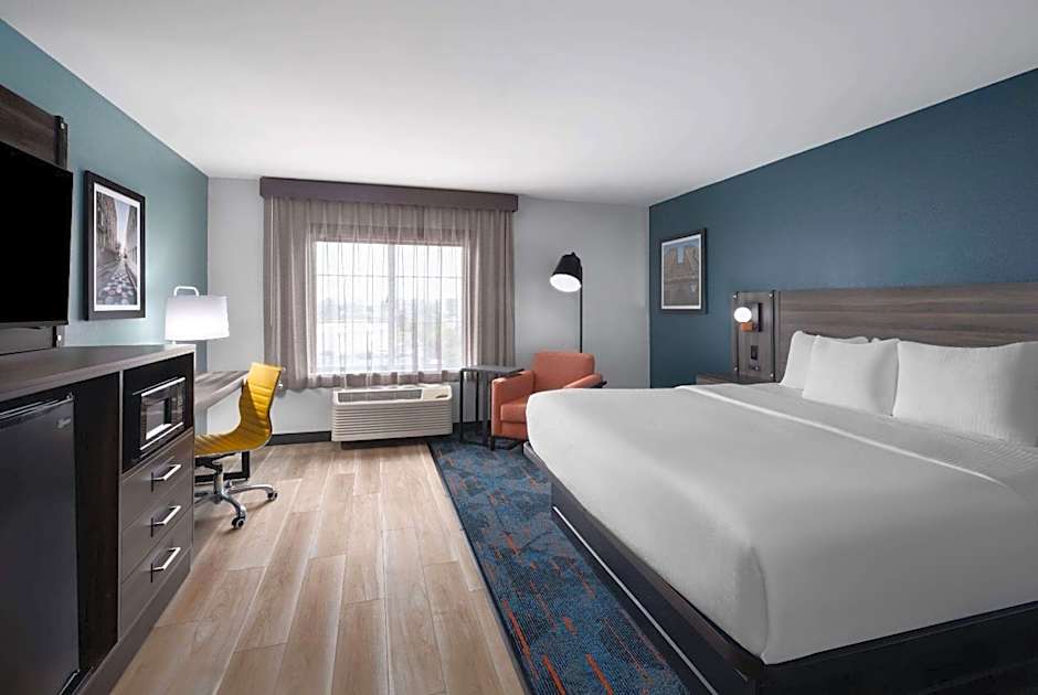 La Quinta Inn & Suites by Wyndham Greensboro