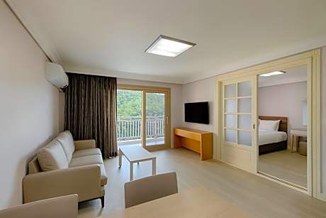 [EAST] Top Suite(Kitchen/Standard/Bed)