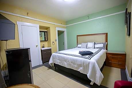 Deluxe King Room - Private Bathroom