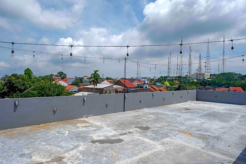 RedDoorz Plus near Patung Kuda Undip