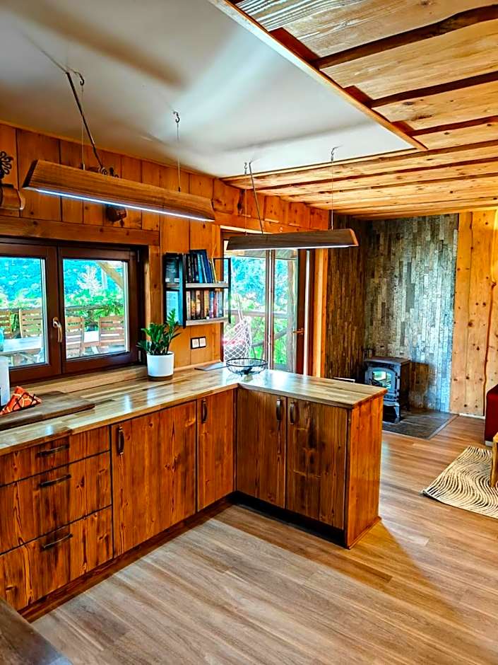 DOMEK NA GÓRACH z GORĄCĄ BALIĄ i SAUNĄ