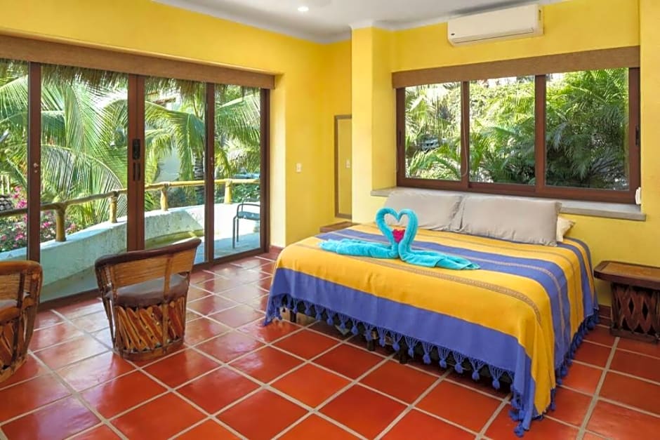 Villa Kiwi. Huge Pool, Steps To Town n Beach. 6 plus BRM 7.5 BTH 3 KCN